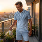 👕 REDUCERE DE 50% PENTRU O PERIOADĂ LIMITATĂ! ✨ Set pentru bărbați format din tricou cu guler și imprimeu geometric și pantaloni scurți 🔷