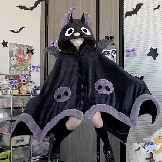🥳VÂNZARE SPECIALĂ 2026🥳💞Peste 50.000 de bucăți vândute!🎃🦇 REDUCERE DE 50%! Pălărie-pătură unisex cu glugă în formă de liliac – mâneci largi în formă de aripi de liliac, fleece gros și pufos. Mărime universală – confortabilă și drăguță! 🧣✨